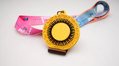 Fotografía real de Medallas Lux, acabado oro · Vista 12