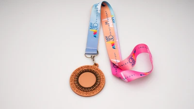 Fotografía real de Medallas Lux, acabado bronce · Vista 17