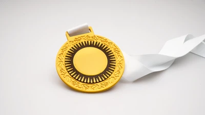 Fotografía real de Medallas Lux, acabado oro · Vista 4