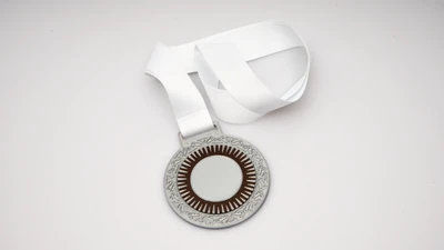 Fotografía real de Medallas Lux, acabado plata · Vista 7